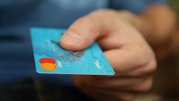 多家银行下调信用卡分期费率 持卡人小心“被分期” - 金评媒